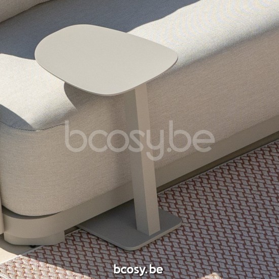 Jati Kebon Tucino Beistelltisch Sandmattes Aluminium Tischplatte Aluminiumblech Sandmattes Aluminium.