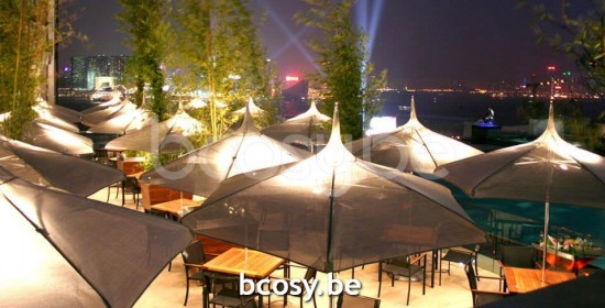 TUUCI Parasols droits à mât central en aluminium.