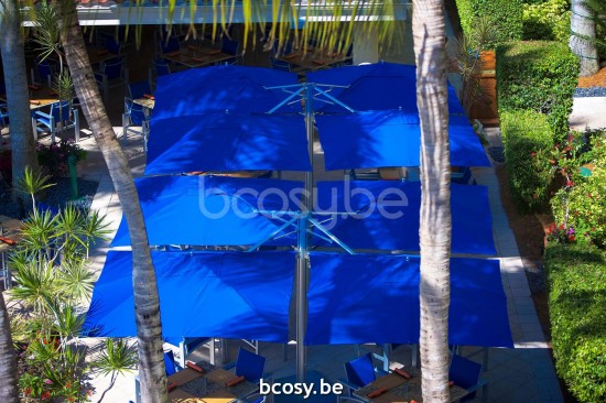 TUUCI vrijstaande zwevende aluminium parasols.