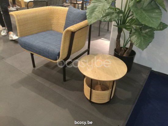 Vincent Sheppard Vivi Korb Beistelltisch Klein Rahmen aus Schwarz Stahl Natürlich Rattan Tischplatte Eiche Natur.