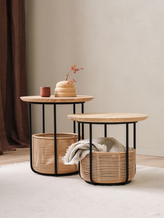Vincent Sheppard Vivi Moyen Table d'appoint Panier Cadre en Acier Noir Rotin Naturel dessus de table Chêne naturel.