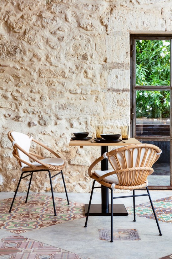 Vincent Sheppard Quadro Bistro-Tisch quadratisch Rahmen aus Schwarz Stahl Tischplatte Unbehandeltes Teakholz.