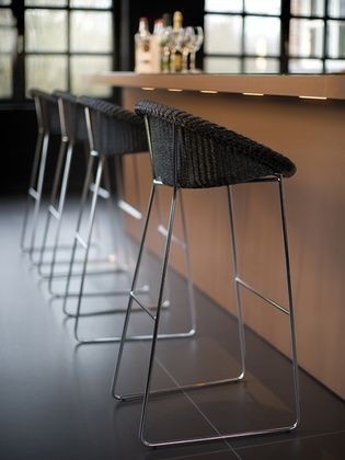 Vincent Sheppard Joe Schlitten Base Barhocker schwarz H85 cm Joe Mittelhoher Barhocker Rahmen aus Schwarz pulverbeschichtet Stahlkufen Schwarz Lloyd Loom.