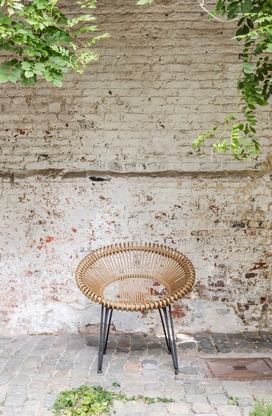 Vincent Sheppard Chaise Roy camel Roy Lazy Fauteuil Cadre en Acier Noir Cordon en osier Chameau Polyéthylène.