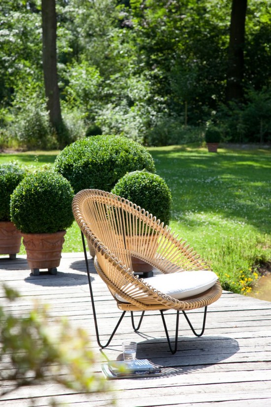 Vincent Sheppard Roy fauteuils de jardin cocoon Cadre en Acier Noir Cordon en osier Chameau Polyéthylène.