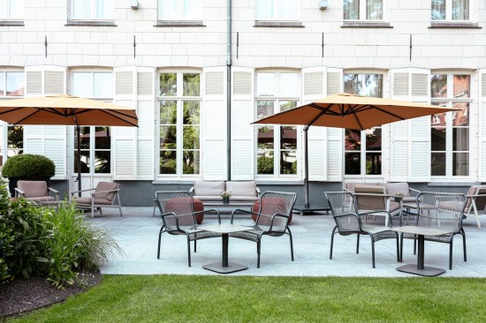 Vincent Sheppard LOOP Loungestuhl Loop Lounge Stuhl Rahmen aus Schwarz Aluminium Schwarz Flechtwerk Polyethylen.