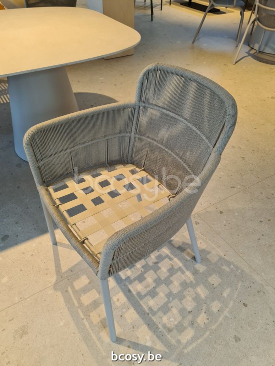 Vincent Sheppard Akari fauteuils de jardin avec accoudoirs Cadre en Aluminium Blanc dune Corde Flax Polypropylène.