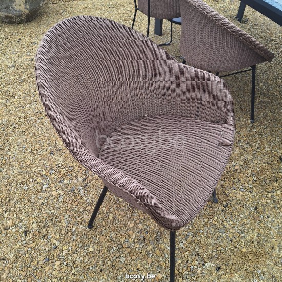 Vincent Sheppard Edgard Tuinarmstoelen Zwart Gepoedercoat Stalen A frame Mocca Wicker Polyethyleen.