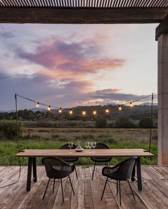 Vincent Sheppard Edgard Tuinarmstoelen Zwart Gepoedercoat Stalen A frame Zwart Wicker Polyethyleen.