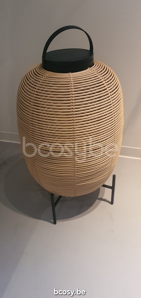 Vincent Sheppard Laterne Tika Kamel H69 Stahlsockel Tika Laterne Stahlsockel Rahmen aus Schwarz Stahl Kamel Flechtwerk Polyethylen.