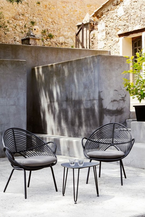 Vincent Sheppard Rozy Tables d'appoint de jardin Cadre en Acier Noir Plectrum shape.