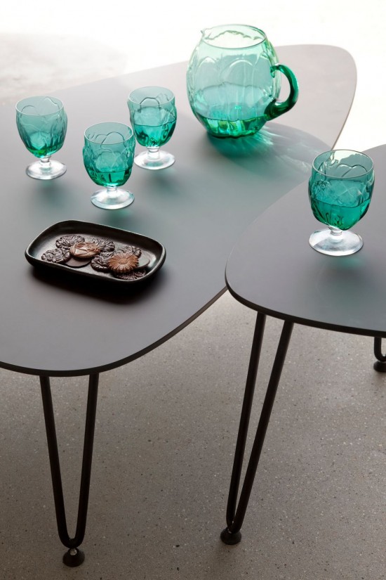 Vincent Sheppard Rozy Forme plectre Table à café Cadre en Acier Noir dessus de table HPL Noir.