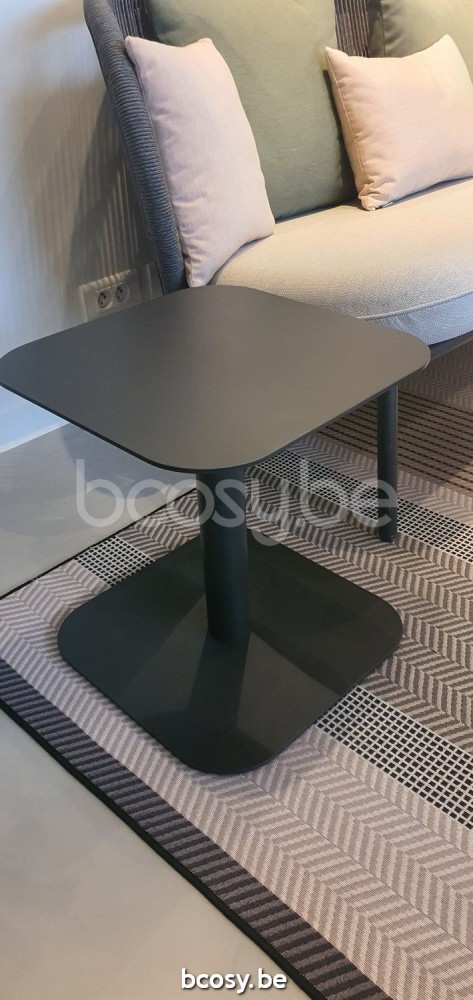 Vincent Sheppard Kodo Garten Beistelltisch Rahmen aus Fossil Grau Aluminium Tischplatte Fossil Grau Aluminium.