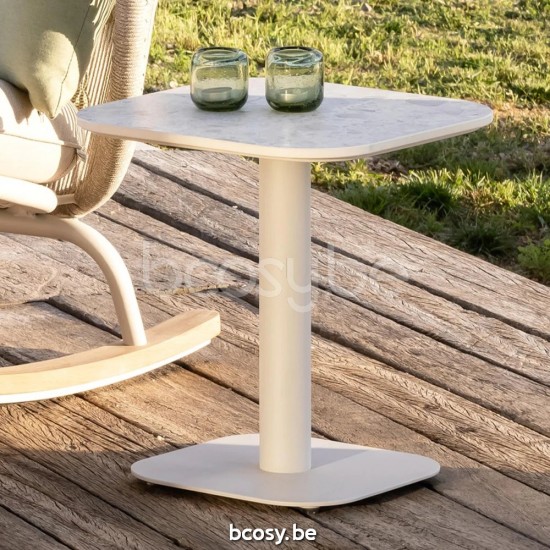 Vincent Sheppard Kodo Table d'appoint de jardin Cadre en Aluminium Blanc dune dessus de table Céramique Éclats.