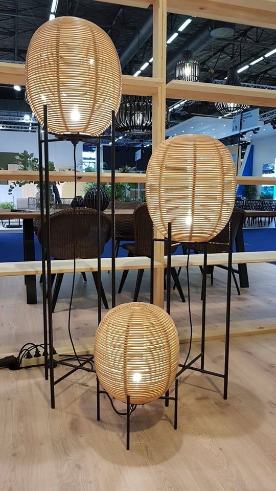 Vincent Sheppard Sari Lampadaire - lampe à poser petite Cadre en Acier Noir Rotin Naturel.