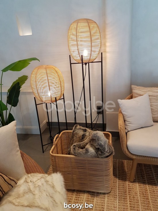 Vincent Sheppard Sari Stehlampe Medium Rahmen aus Schwarz Stahl Natürlich Rattan.