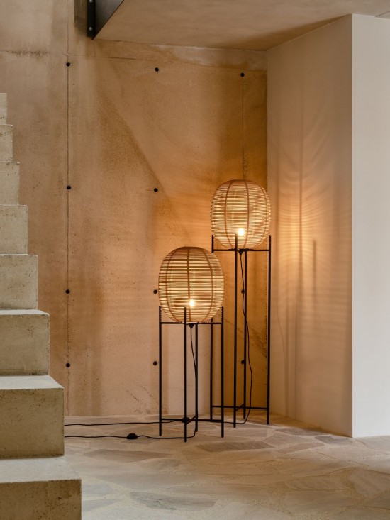 Vincent Sheppard Sari Vloerlampen Stalampen Staande Lampen Staanlampen Zwart Stalen frame Naturel Rotan.