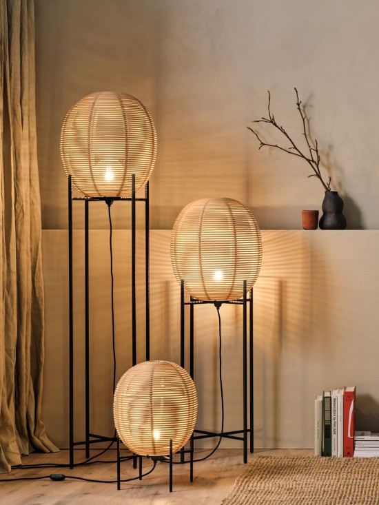 Vincent Sheppard Sari Vloerlampen Stalampen Staande Lampen Staanlampen Zwart Stalen frame Naturel Rotan.