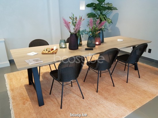 Vincent Sheppard Albert 300x100 Table de salle à manger en deux parties Cadre en Acier A Revêtement en poudre noir dessus de table Chêne naturel.