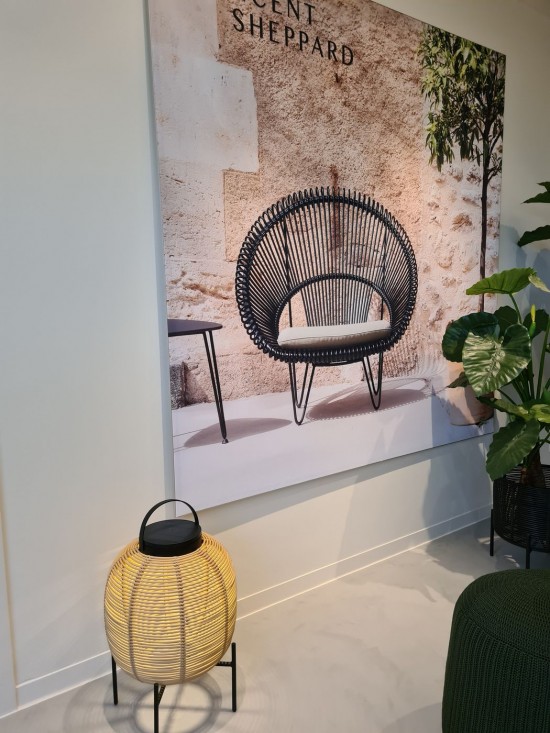 Vincent Sheppard Laterne Tika Kamel H59 Stahlsockel Tika Laterne Stahlsockel Klein Rahmen aus Schwarz Stahl Kamel Flechtwerk Polyethylen.