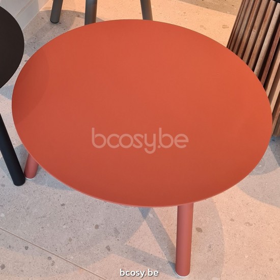 Vincent Sheppard Vincent Sheppard Lilo Round garden Coffee Table Dia 60 Terracotta Aluminium frame Terracotta Aluminium top.