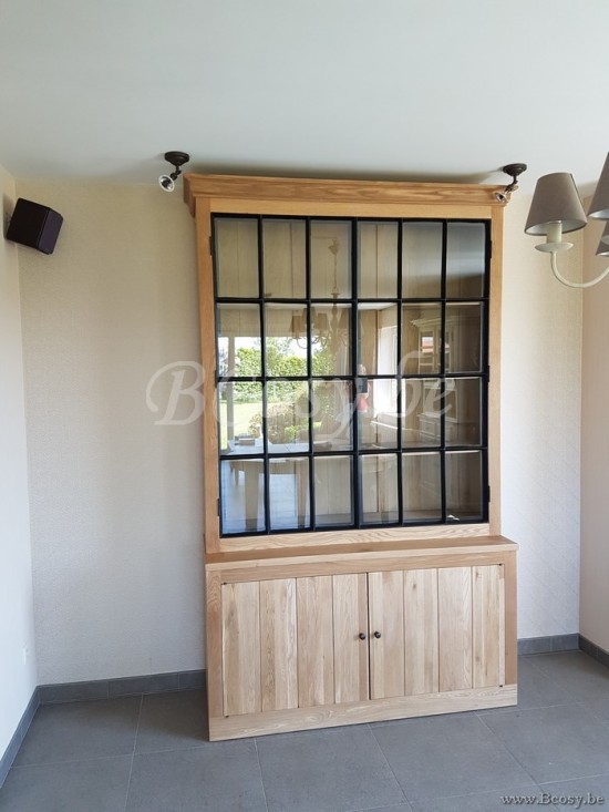 Landelijke vitrinekast eik met smeedstalen deuren