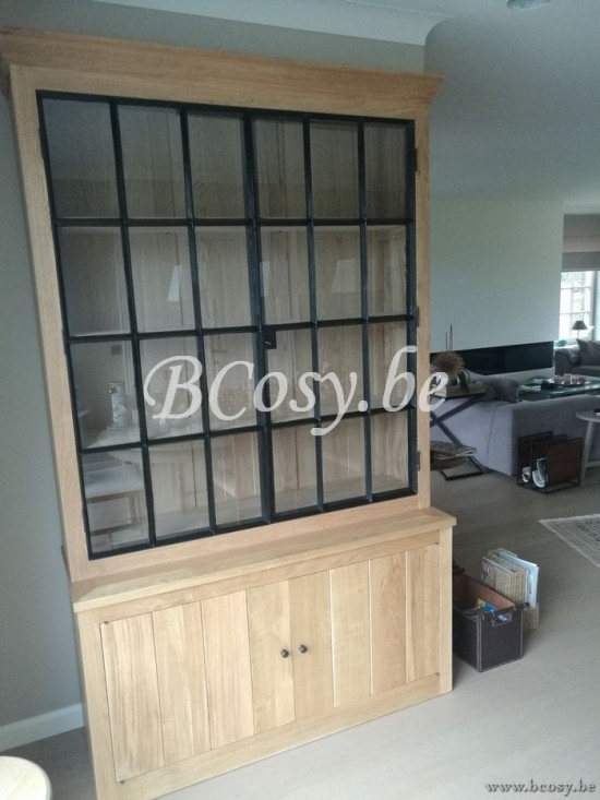 Landelijke eiken kast met smeedijzer deuren