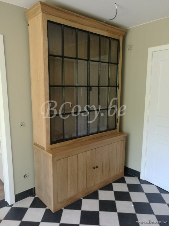 Landelijke eiken vitrinekast met smeedijzer deuren