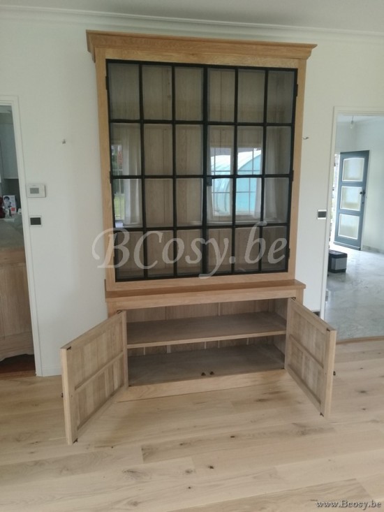 Landelijke eiken buffetkast met zwart stalen deuren