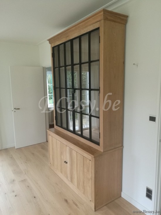Landelijke eiken vitrinekast met zwart stalen deuren