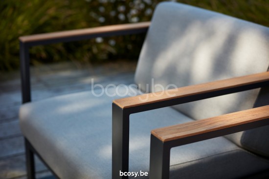 Diphano Landscape Loungesessel mit Teakholzarmlehne Aluminium Lava Gestell Stoff All Weather Brown Mêlé Armlehnen in Natürlic.