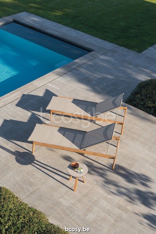 Diphano Newport ligbedden zonnebedden met teak armsteun Aluminium koffie Batyline zandkleur Armleuningen in Naturel Teak.