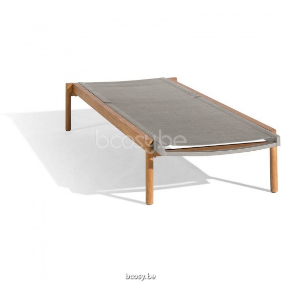 Diphano Newport Ligbed met teak armsteun Aluminium koffie Frame Stof Batyline zandkleur Armleuningen in Naturel Teak.