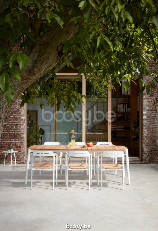 Diphano Icon Chaise de jardin empilable avec accoudoir en teck Cadre Aluminium blanc Accoudoirs en Teck naturel.