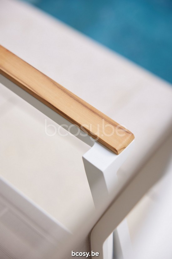 Diphano Selecta Stapelbarer Gartenstuhl mit Teakholzarmlehne Aluminium Weiß Gestell Stoff Einschichtige Batyline Weiss Armleh.