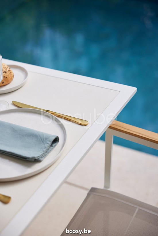 Diphano Selecta Stapelbarer Gartenstuhl mit Teakholzarmlehne Aluminium Weiß Gestell Stoff eine Lage Batyline Sandfarbe Armleh.