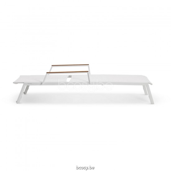 Diphano Selecta Chaise longue empilable à roulettes avec accoudoir en teck Cadre Aluminium blanc Tissu Couche unique Batyline.