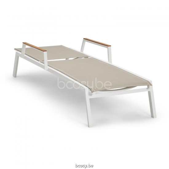 Diphano Selecta Stapelbare ligstoel met wielen met teak armsteun Aluminium Wit Frame Stof enkele laag Batyline Zandkleur Arml.