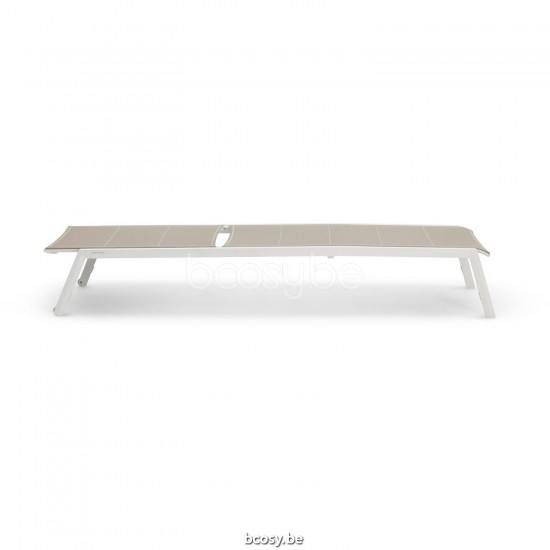 Diphano Selecta Chaise longue empilable à roulettes Cadre Aluminium blanc Tissu Couche unique de Batyline couleur sable.
