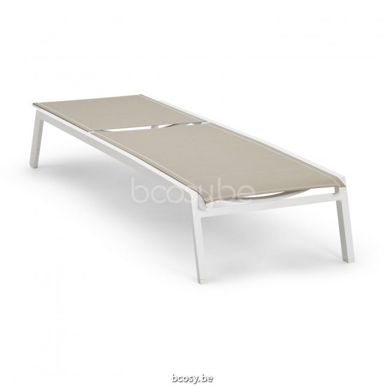 Diphano Selecta Stapelbare ligstoel met wielen Aluminium Wit Frame Stof enkele laag Batyline Zandkleur.