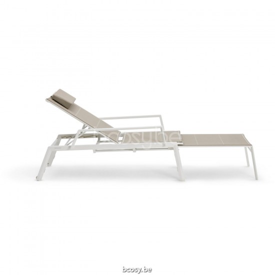 Diphano Selecta Stapelbarer Liegestuhl mit Rädern mit Armlehne Aluminium Weiß Gestell Stoff eine Lage Batyline Sandfarbe.