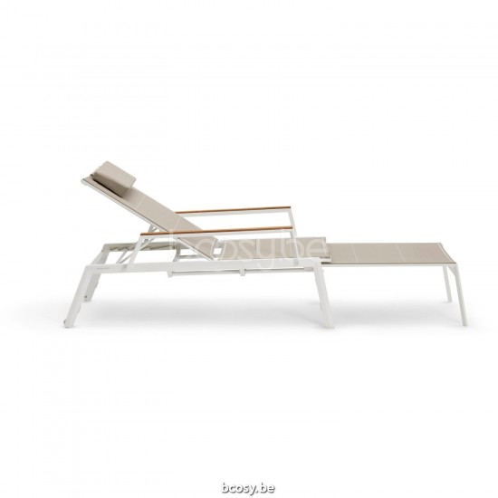Diphano Selecta Stapelbarer Liegestuhl mit Rädern mit Teakholzarmlehne Aluminium Weiß Gestell Stoff eine Lage Batyline Sandfa.