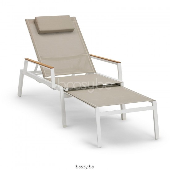 Diphano Selecta Stapelbare ligstoel met wielen met teak armsteun Aluminium Wit Frame Stof enkele laag Batyline Zandkleur Arml.
