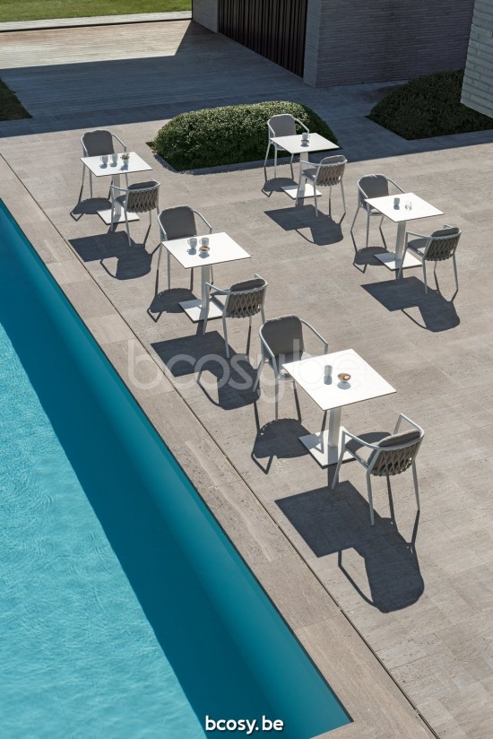 Diphano Alexa bistrotafel D (75x70) Aluminium Wit Frame Tafelblad Trespa Wit 13 mm.