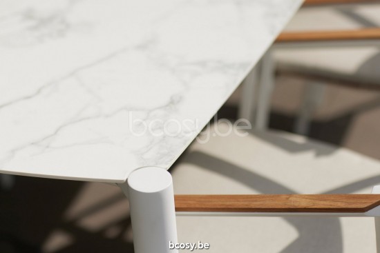 Diphano Icon tuintafel 164x96 Aluminium Wit Frame Tafelblad keramisch Carrara wit 6 mm opgelegd.