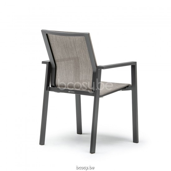 Jati Kebon Beja Stapelbare arm stoel Zonder kussens Antraciet mat aluminium.