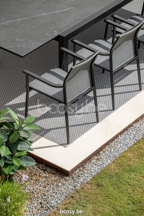 Jati Kebon Loya Stapelbare arm stoel Zonder kussens Zwart mat aluminium.