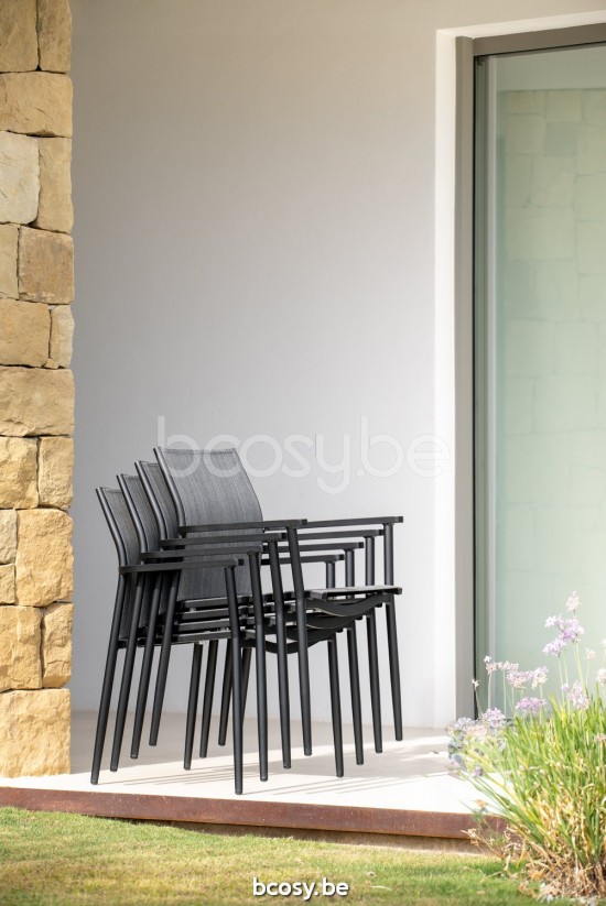 Jati&Kebon Loya opvouwbare tuinstoelen buitenstoelen stapelbaar in aluminium Zwart mat aluminium.