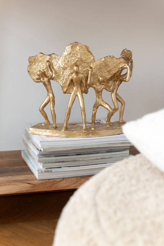 Jline Personajes Llevando Roca Resina Oro.