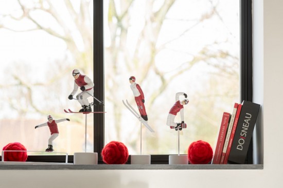 J Line Sciatore Corsa Resina Rosso Bianco Assortimento Di 2 Esquiador Carrera Resina Rojo Blanco Surtido De 2.